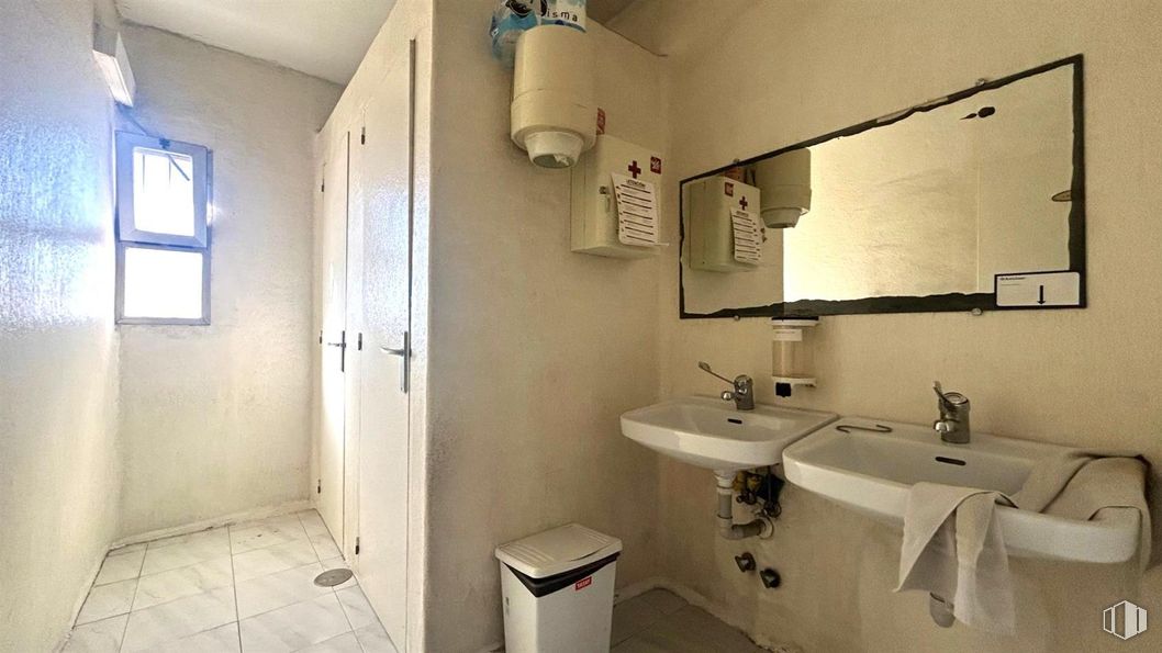 Industrial for sale at Polígono industrial San José de Valderas, Leganés, Madrid, 28917 with window, sink, wall, flooring, floor, plumbing fixture, interior design, room, plumbing and bathroom sink around