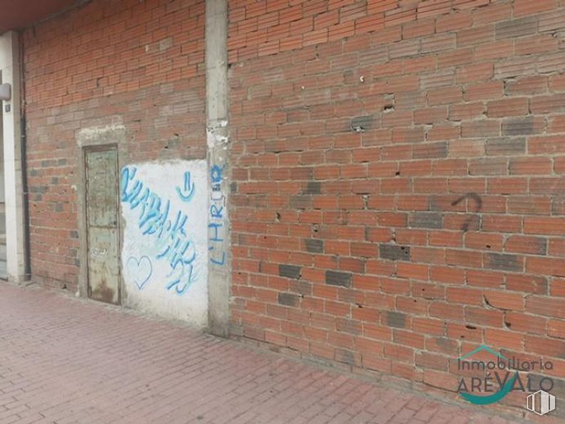 Retail for rent at Calle Teso Nuevo, Arévalo, Ávila, 05200 with door, handwriting, road surface, brickwork, brick, wood, art, wall, font and paint around