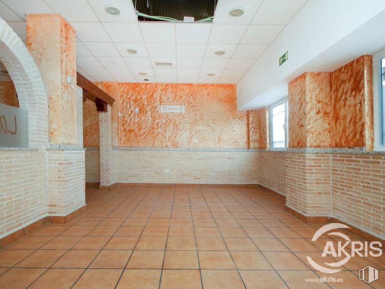 Retail for sale at Calle Islas Columbretes, Fuencarral - El Pardo, Humanes de Madrid, Madrid, 28970 with wood, interior design, flooring, hall, floor, brick, fixture, ceiling, composite material and tile flooring around