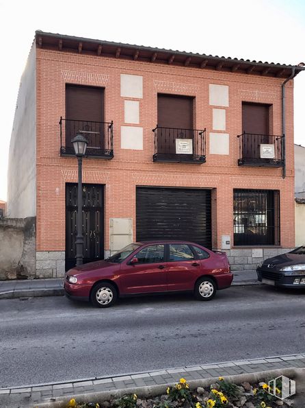 Office for rent at Paseo Alparrache, 6, Navalcarnero, Madrid, 28600 with car, window, door, automotive parking light, tire, wheel, land vehicle, vehicle, property, photograph and building around