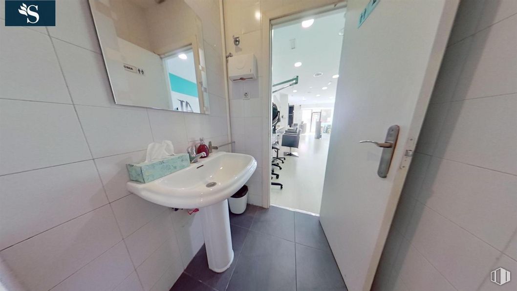 Retail for rent at Calle Embajadores, Arganzuela, Madrid, 28045 with sink, door handle, mirror, tap, plumbing fixture, bathroom sink, bathroom, building, interior design and architecture around