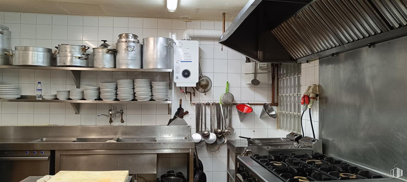 Retail for rent at Calle Castilla, 15, Tetuán, Madrid, 28039 with gas stove, kitchen appliance, home appliance, cabinetry, building, kitchen, tap, kitchen stove, interior design and house around