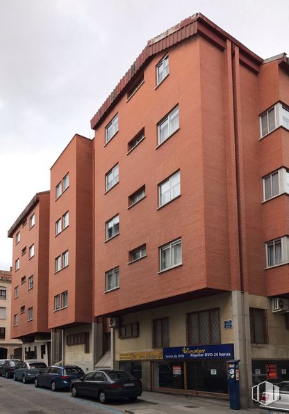 Office for sale at Calle Juan José Martín,  6, Ávila, 05001 with window, building, brown, fixture, urban design, tower block, condominium, brickwork, brick and building material around