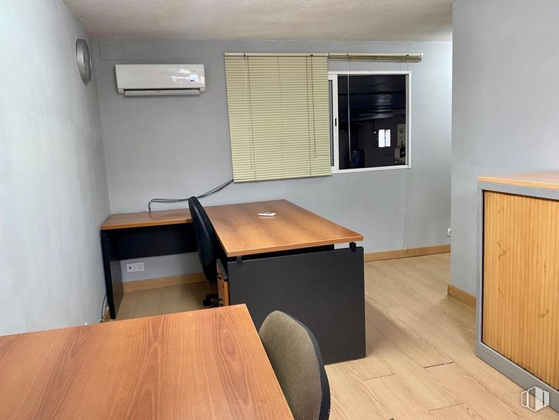 Nave en alquiler y venta en Calle Eduardo Torroja, Fuenlabrada, Madrid, 28946 con mesa, ebanistería, mueble, mesa, madera, edificio, suelos, suelo, silla y inmobiliario alrededor