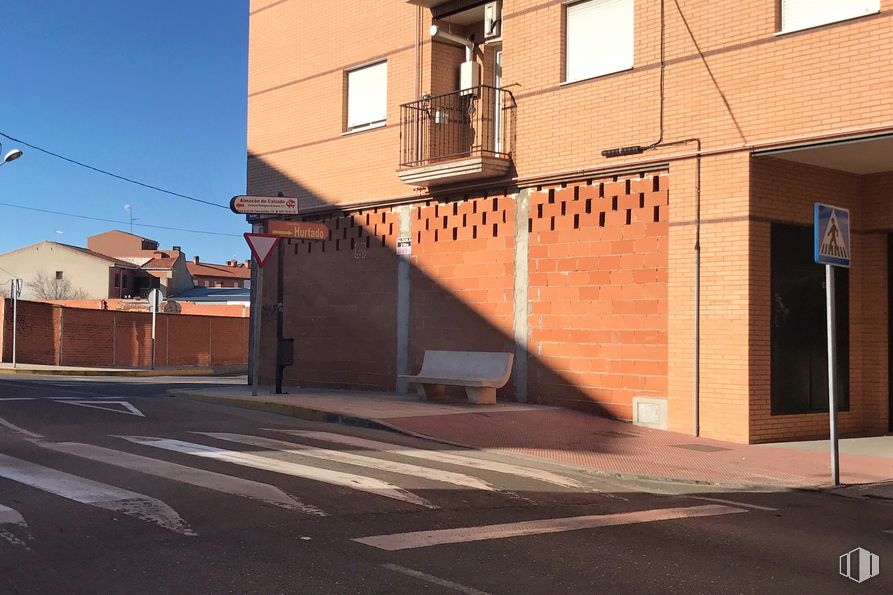 Retail for sale & for rent at Avenida San Crispín, 59, Fuensalida, Toledo, 45510 with window, bench, building, sky, wood, road surface, asphalt, urban design, house and shade around