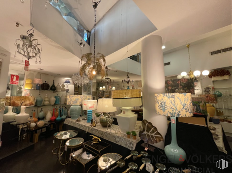 Retail for sale at Calle Alcalá, Salamanca, Madrid, 28009 with lighting, property, building, interior design, shelf, living room, table, wall, chair and lamp around