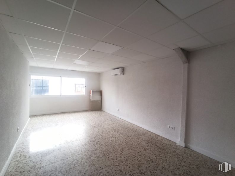 Nave en venta en Zona industrial, Humanes de Madrid, Madrid, 28970 con ventana, edificio, accesorio, hall, sombra, madera, casa, suelos, suelo y techo alrededor