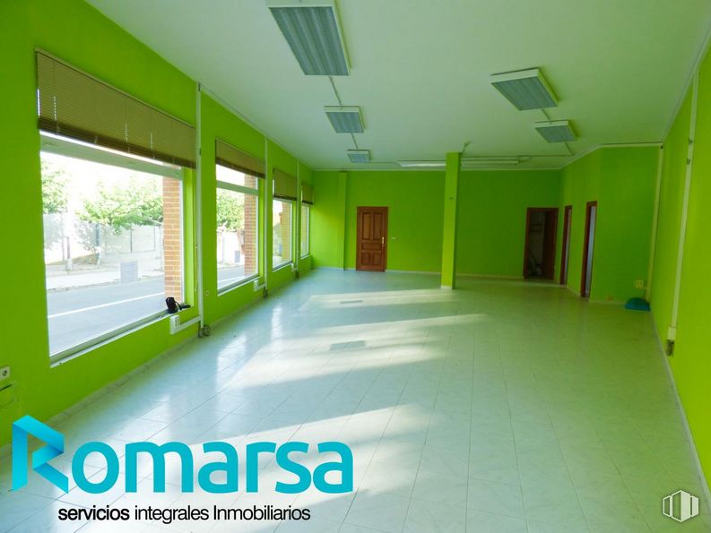 Retail for sale at Calle El Chorrito, El Barraco, Ávila, 00000 with window, green, fixture, interior design, flooring, floor, real estate, ceiling, leisure and plant around