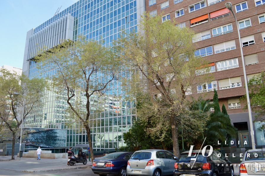 Oficina en alquiler y venta en Calle Francisco Gervás, Tetuán, Madrid, 28020 con coche, edificio, neumático, rueda, vehículo, día, propiedad, ventana, cielo y infraestructura alrededor