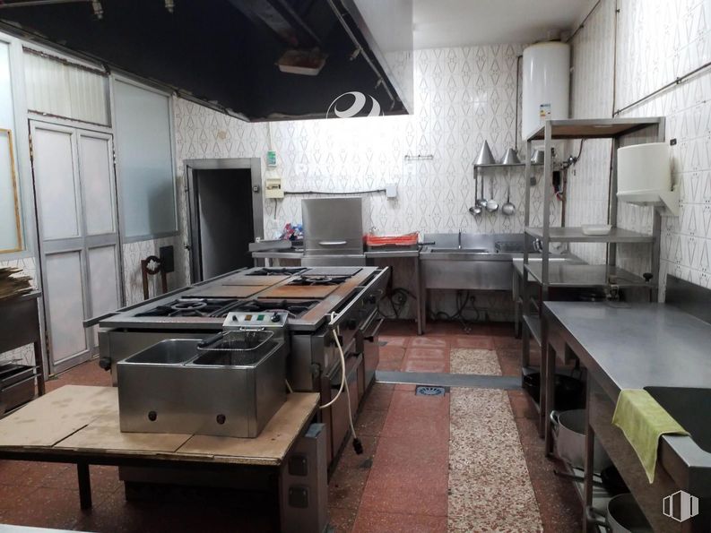 Retail for sale at Polígono Arganda, Arganda del Rey, Madrid, 28500 with kitchen, kitchen appliance, major appliance, countertop, kitchen stove, stove, gas stove, cookware and bakeware, home appliance and food around