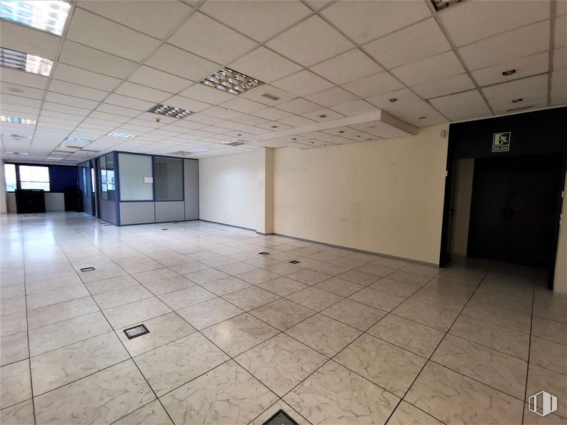 Oficina en alquiler en Calle Cronos, San Blas - Canillejas, Madrid, 28037 con accesorio, interiorismo, suelos, hall, suelo, edificio, techo, espacio, suelo de baldosas y puerta alrededor