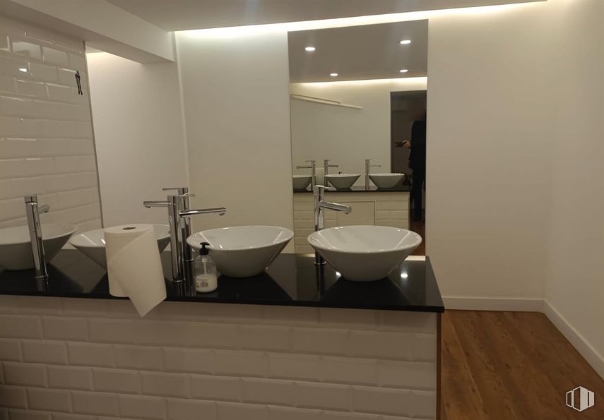 Retail for sale & for rent at Castellana/Salamanca, Salamanca, Madrid, 28006 with sink, mirror, tap, plumbing fixture, property, bathroom sink, bathroom, fixture, wood and interior design around