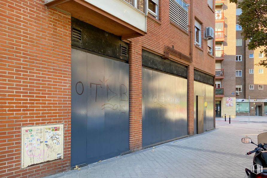 Retail for sale at Calle Naves, Arganzuela, Madrid, 28005 with building, motorcycle, window, road surface, brick, architecture, brickwork, shade, facade and sidewalk around