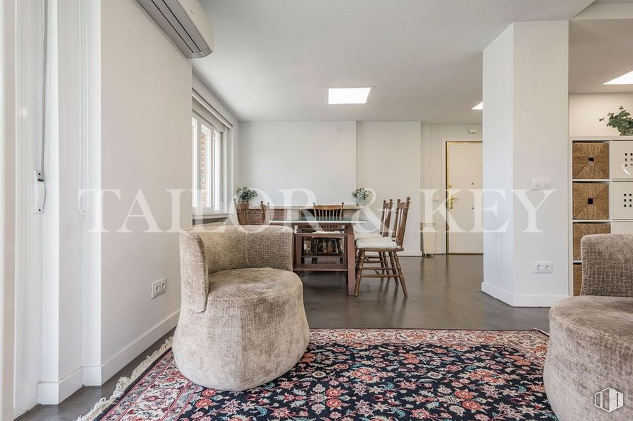 Office for rent at Calle Doctor Esquerdo, Retiro, Madrid, 28007 with chair, property, furniture, comfort, building, wood, interior design, flooring, floor and houseplant around