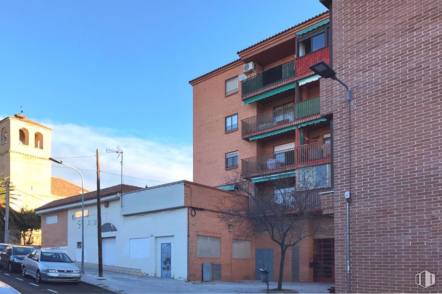 Local en alquiler y venta en Calle Libertad, 9, Azuqueca de Henares, Guadalajara, 19200 con coche, edificio, nube, ventana, cielo, azul, luz de la calle, diseño urbano, casa y vehículo alrededor