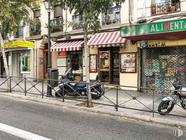 Retail for sale at Calle Vallehermoso, 48, Chamberí, Madrid, 28015 with tire, motorcycle, wheel, land vehicle, vehicle, building, motor vehicle, window, infrastructure and automotive lighting around