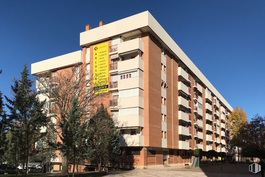 Retail for sale & for rent at Calle de los Hermanos Fernández Galiano, 11, Guadalajara, 19004 with building, sky, daytime, tree, tower block, condominium, urban design, window, plant and neighbourhood around