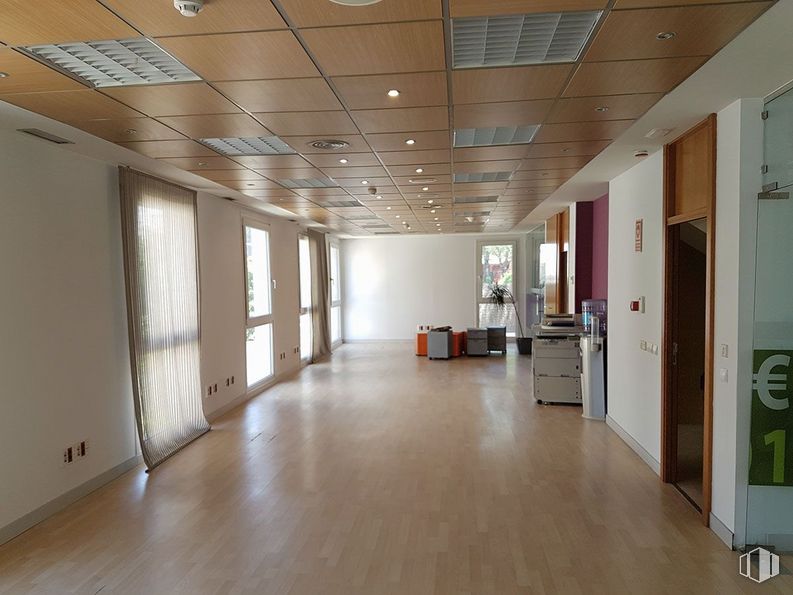 Oficina en venta en Zona Montealina, Pozuelo de Alarcón, Madrid, 28223 con lámpara, accesorio, hall, suelo, suelos, madera, edificio, techo, puerta y madera dura alrededor