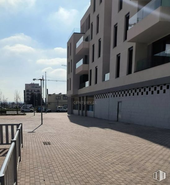 Local en alquiler en Zona Las Sedas, Alcalá de Henares, Madrid, 28806 con edificio, durante el día, cielo, ventana, nube, superficie de la carretera, diseño urbano, luz de la calle, zona residencial y fachada alrededor