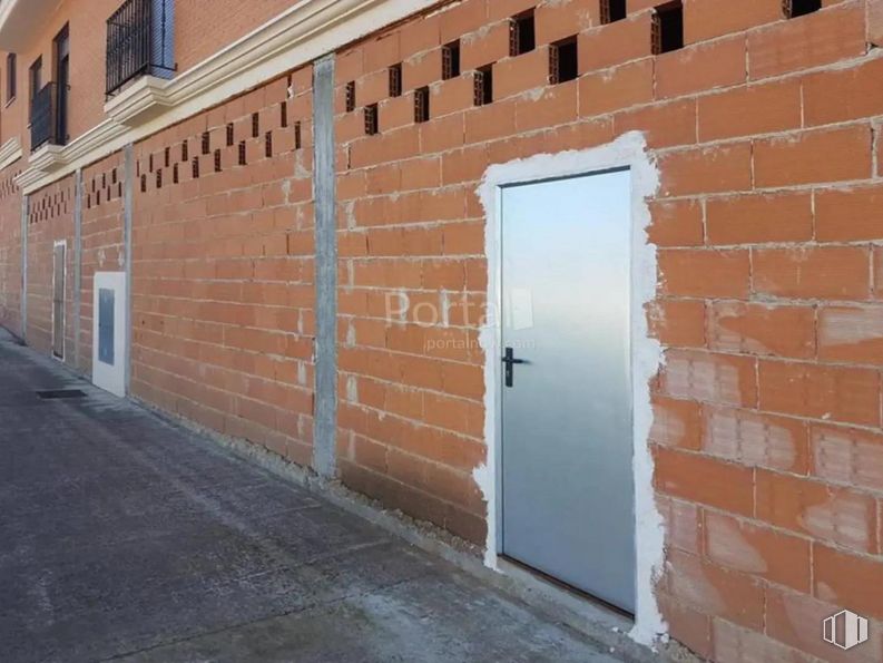 Retail for sale at Calle Dulcinea, Recas, Toledo, 45211 with door, window, fixture, wood, brickwork, brick, building, building material, road surface and facade around