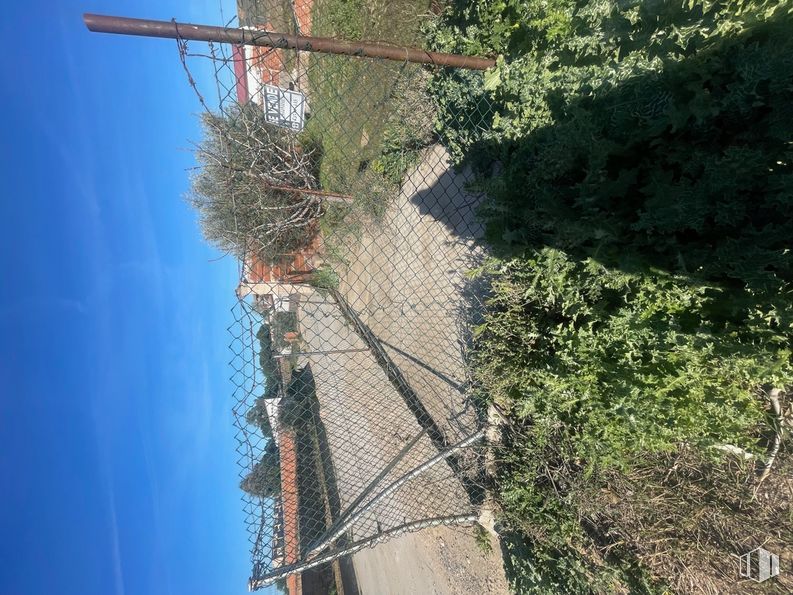 Land for sale at Camino de la Torre, Santa Cruz del Retamar, Toledo, 45513 with sky, plant, slope, land lot, road surface, grass, electricity, tree, residential area and landscape around