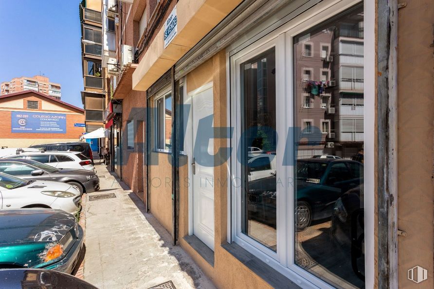 Local en venta en Calle Arzúa, Hortaleza, Madrid, 28033 con coche, edificio, propiedad, ventana, capó, vehículo, exterior del automóvil, barrio, vehículo de motor y iluminación del automóvil alrededor