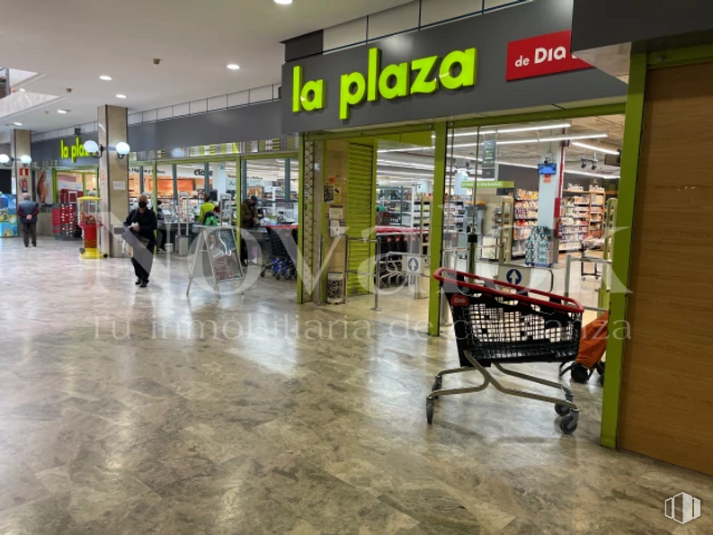 Local en alquiler en Centro Comercial Ecomóstoles Centro, Calle Libertad, 38, Móstoles, Madrid, 28936 con persona, carro, venta minorista, edificio, neumático, rueda, suelo, cliente, estante y ciudad alrededor