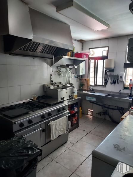 Office for rent at El Viso, Chamartín, Madrid, 28002 with kitchen appliance, gas stove, home appliance, kitchen, major appliance, kitchen stove, stove, countertop, kitchen hood and cooktop around