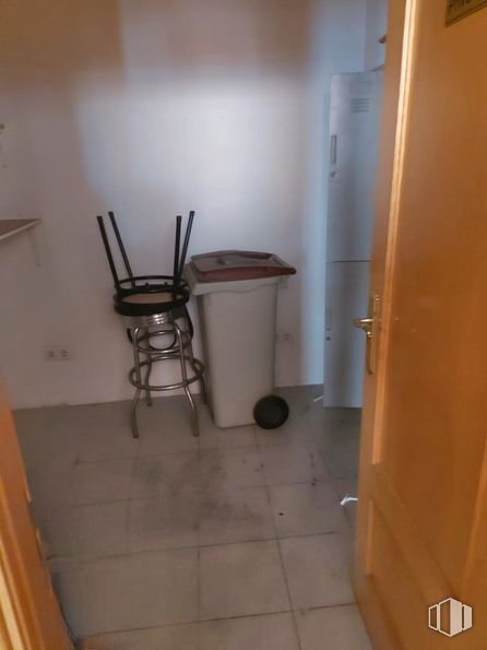 Local en venta en Calle Arijales, Parla, Madrid, 28980 con taburete, puerta, contenedor de basura, madera, casa, interiorismo, suelos, suelo, edificio y madera dura alrededor