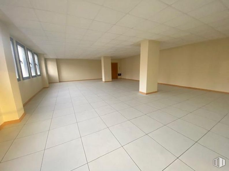 Office for rent at Avenida Irlanda, Toledo, 45005 with window, fixture, hall, floor, flooring, tile flooring, building, material property, composite material and ceiling around