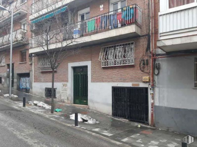 Industrial for sale at Calle Pinos Baja, Tetuán, Madrid, 28029 with door, window, neighbourhood, apartment, residential area, brickwork, brick, condominium and balcony around