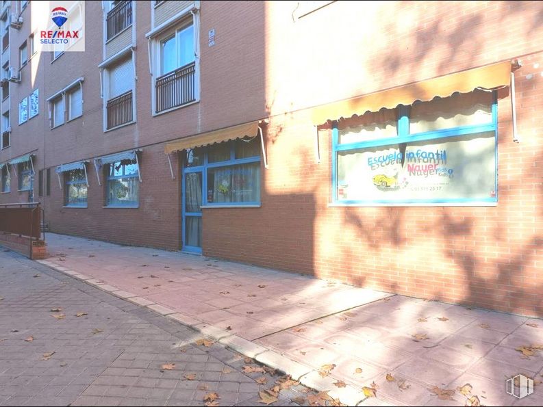 Local en alquiler en Avenida Peseta, Carabanchel, Madrid, 28054 con ventana, edificio, planta, superficie de la carretera, ladrillo, asfalto, barrio, pared, fachada y fuente alrededor