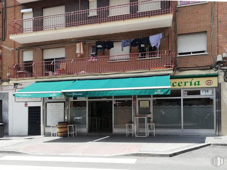 Local en venta en Calle Monte Aya, 24, Villa de Vallecas, Madrid, 28031 con edificio, ventana, sombra, puerta, diseño urbano, zona residencial, fachada, edificio comercial, ciudad y toldo alrededor