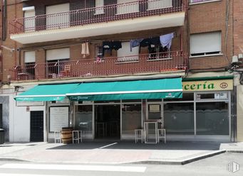 Local en venta en Calle Monte Aya, 24, Villa de Vallecas, Madrid, 28031 con edificio, ventana, sombra, puerta, diseño urbano, zona residencial, fachada, edificio comercial, ciudad y toldo alrededor