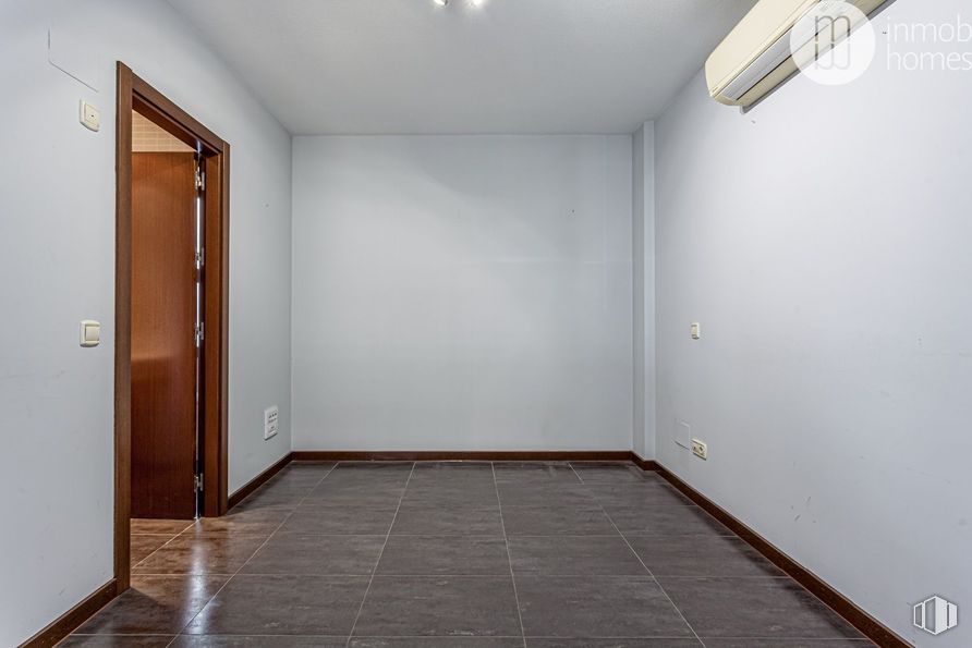 Oficina en venta en Avenida Constitución, Coslada, Madrid, 28820 con lámpara, accesorio, puerta, madera, suelos, suelo, pared, asa, techo y madera dura alrededor