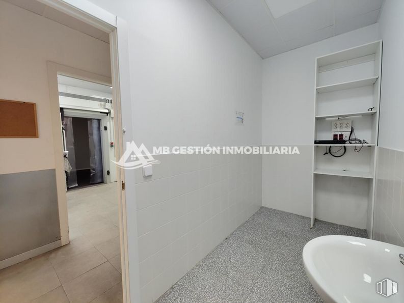 Local en alquiler en Calle Portugal, Fuenlabrada, Madrid, 28942 con fregadero, edificio, accesorio, suelos, suelo, cuarto de baño, accesorios de fontanería, material compuesto, madera y inmobiliario alrededor