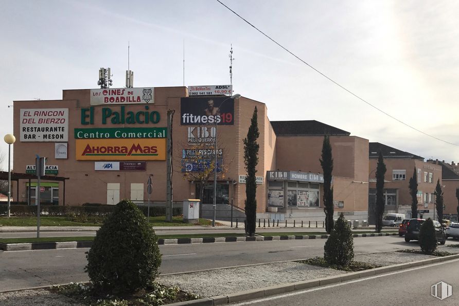 Local en venta en Carretera Majadahonda, Boadilla del Monte, Madrid, 28660 con planta, edificio, persona, cielo, nube, rueda, barrio, zona residencial, neumático y fachada alrededor