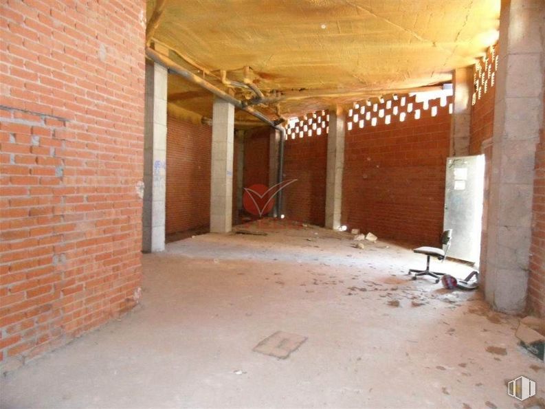 Retail for sale & for rent at Zona Ronda, Cuenca, 16003 with furniture, building, wood, brickwork, floor, brick, fixture, flooring, hall and real estate around