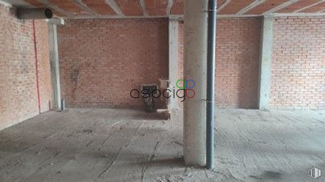 Retail for sale at Calle Manzano, 2, Pozo de Guadalajara, Guadalajara, 19161 with floor, flooring, ceiling, brickwork, brick, building material, hall, daylighting, basement and plaster around