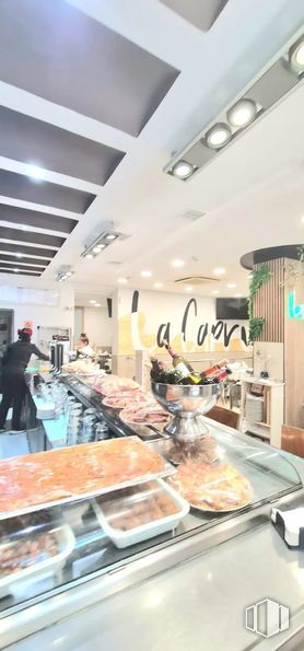 Local en alquiler en Calle Alberto Aguilera, Chamberí, Madrid, 28015 con comida, vajilla, ropa, persona, cuenco, cocina, venta al por menor, comida rápida, plato y buffet alrededor