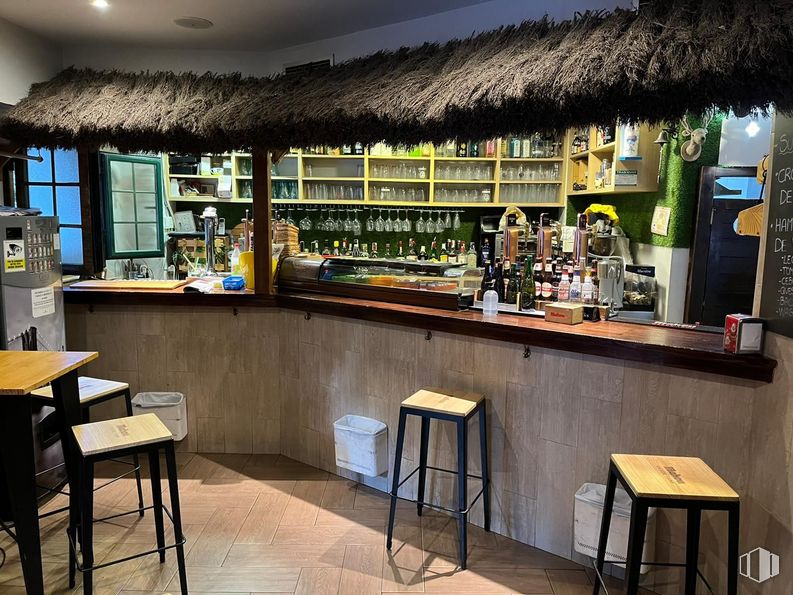 Local en alquiler en Barrio Concepción, Ciudad Lineal, Madrid, 28027 con taburete, mesa, mueble, botella, establecimiento de bebidas, estante, barware, encimera, interiorismo y estantería alrededor