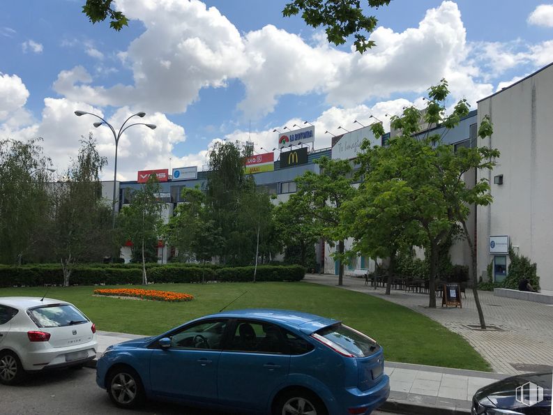 Retail for sale & for rent at Centro Comercial La Rotonda, Plaza Toro, 1, Tres Cantos, Madrid, 28760 with car, tire, street light, cloud, wheel, sky, land vehicle, vehicle, plant and window around