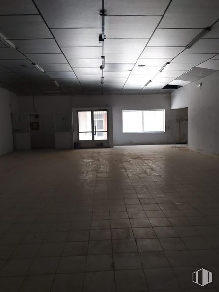 Industrial for sale at Avenida Dos de Mayo, Mocejón, Toledo, 45270 with window, fixture, hall, flooring, floor, ceiling, tints and shades, building, symmetry and space around