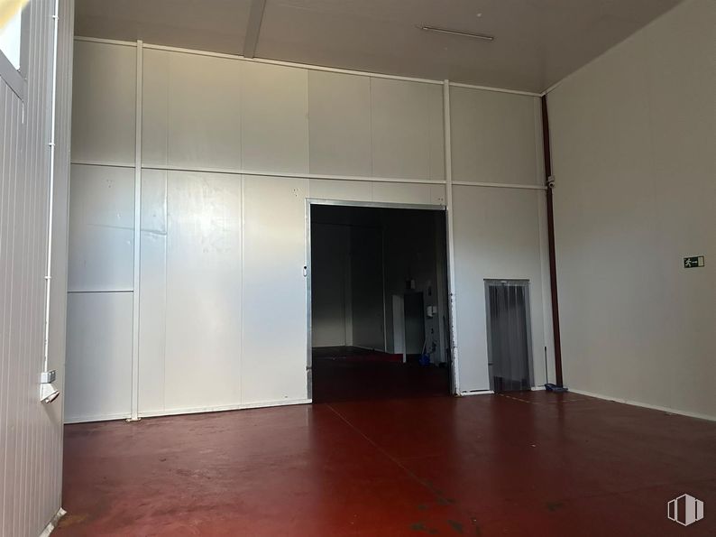 Industrial for rent at Zona Industrial, Lominchar, Toledo, 45212 with door, flooring, floor, ceiling, building material, hall, wood stain, hardwood, paint and cleanliness around