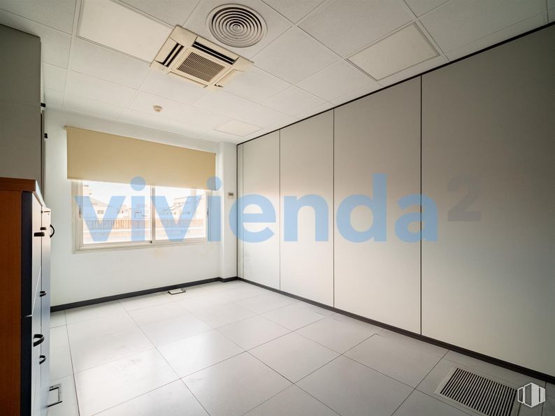 Retail for sale at Calle San Romualdo, San Blas - Canillejas, Madrid, 28037 with light fixture, fixture, building, flooring, floor, glass, ceiling, hall, space and shade around