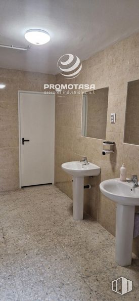 Nave en venta en Polígono industrial, Arganda del Rey, Madrid, 28500 con puerta, fregadero, espejo, grifo, propiedad, accesorios de fontanería, lavabo, cuarto de baño, edificio y fluido alrededor