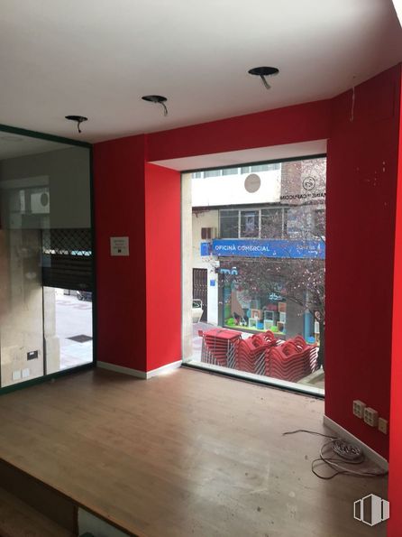 Retail for sale & for rent at Calle José Luis Álvarez de Castro, Cuenca, 16002 with pillow, fixture, hall, window, interior design, shade, wood, building, living room and flooring around