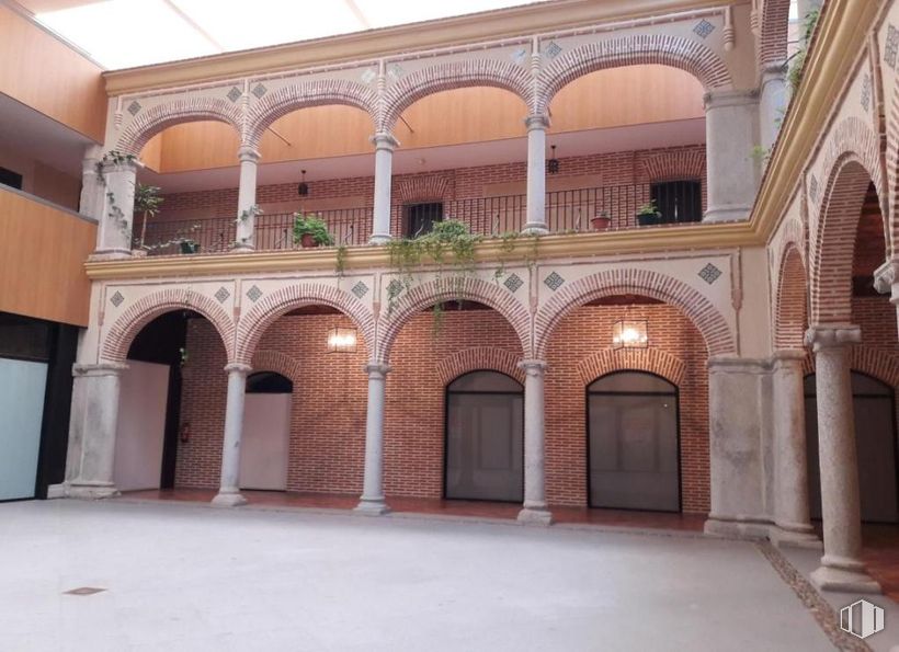 Oficina en venta en Plaza San Andrés, Arévalo, Ávila, 05200 con puerta, lámpara, arco, columna, arcade, albañilería, moldeo, simetría, hacienda y patio alrededor