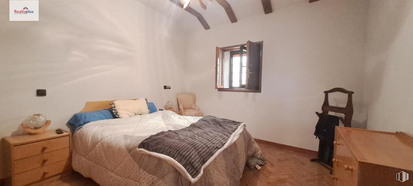 Retail for sale at Casco histórico, Segovia, 40003 with chest of drawers, nightstand, bed, desk, building, property, furniture, window, comfort and wood around