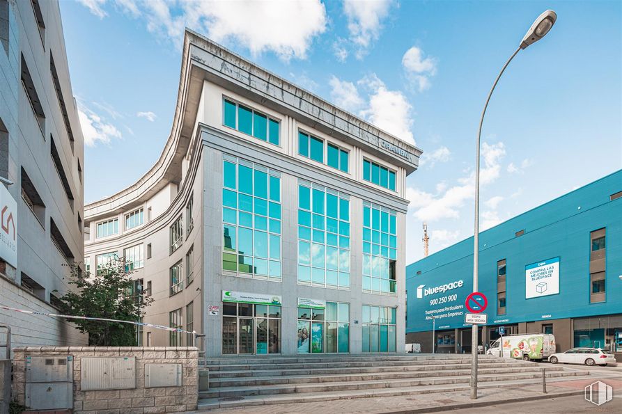 Retail for rent at Calle Segundo Mata, Pozuelo de Alarcón, Madrid, 28224 with building, cloud, sky, daytime, window, street light, plant, urban design, commercial building and facade around